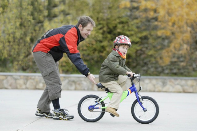 Quitar patines de bicicleta de niño