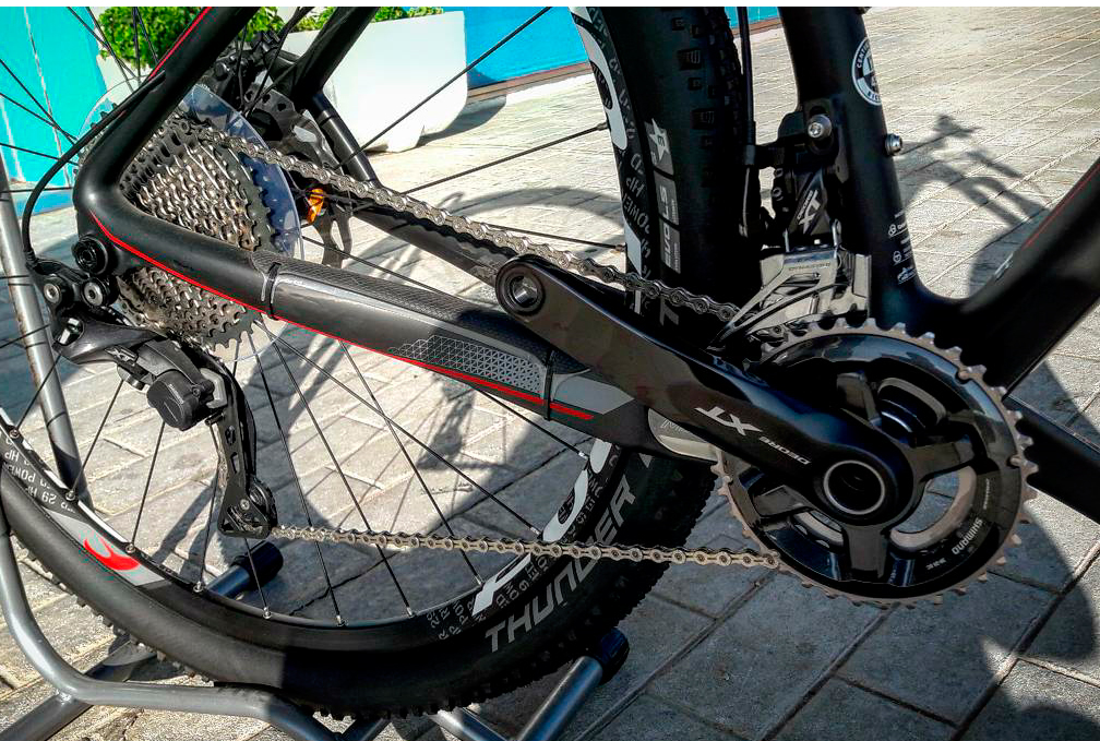 Detalle de las bielas de la Merida Big nine 7000