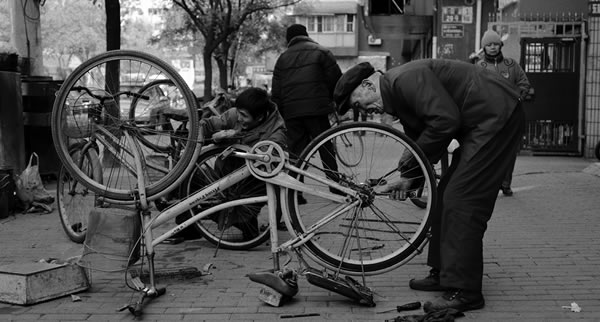 Viaje en bicicleta reparando avería
